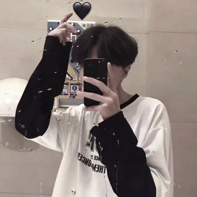 The avatar of a boy covering his face with a mobile phone is handsome, aloof and very fashionable