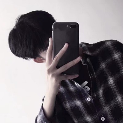 The avatar of a boy covering his face with a mobile phone is handsome, aloof and very fashionable