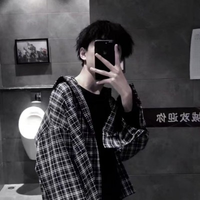 The avatar of a boy covering his face with a mobile phone is handsome, aloof and very fashionable