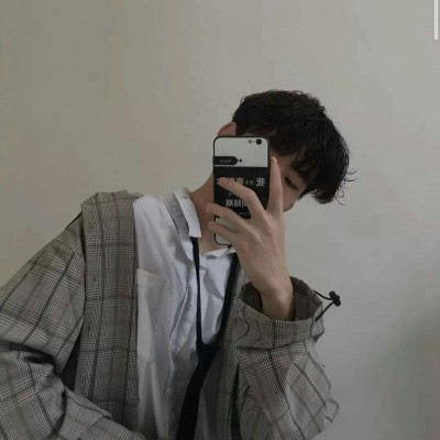 The avatar of a boy covering his face with a mobile phone is handsome, aloof and very fashionable