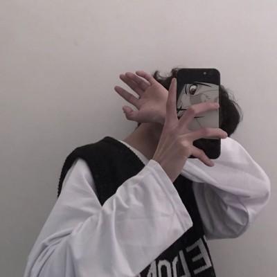 The avatar of a boy covering his face with a mobile phone is handsome, aloof and very fashionable