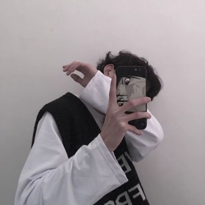 The avatar of a boy covering his face with a mobile phone is handsome, aloof and very fashionable