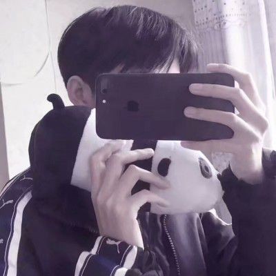 The avatar of a boy covering his face with a mobile phone is handsome, aloof and very fashionable