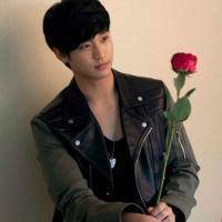 A complete collection of QQ avatar pictures of boys holding roses in hand