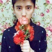 A complete collection of QQ avatar pictures of boys holding roses in hand