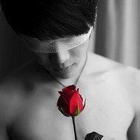 A complete collection of QQ avatar pictures of boys holding roses in hand