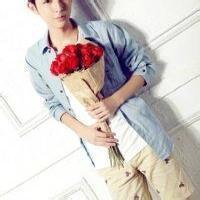 A complete collection of QQ avatar pictures of boys holding roses in hand