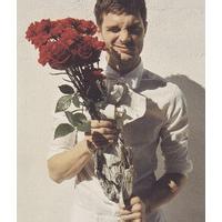 A complete collection of QQ avatar pictures of boys holding roses in hand