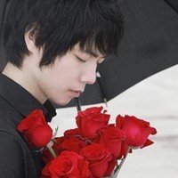 A complete collection of QQ avatar pictures of boys holding roses in hand