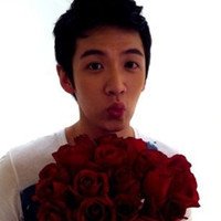 A complete collection of QQ avatar pictures of boys holding roses in hand