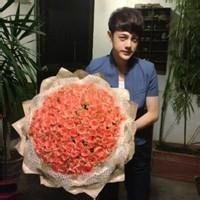 A complete collection of QQ avatar pictures of boys holding roses in hand