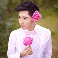 A complete collection of QQ avatar pictures of boys holding roses in hand