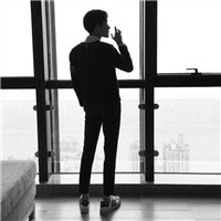 QQ avatar boy's back, handsome and cool black and white picture