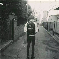 QQ avatar boy's back, handsome and cool black and white picture