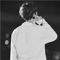 QQ avatar boy's back, handsome and cool black and white picture