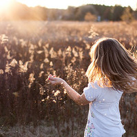 Simple, fresh, relaxed and optimistic girl avatar picture