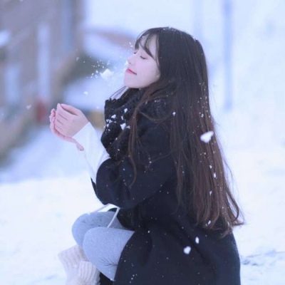 High-definition and clean pictures of good-looking girls' avatars in winter