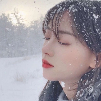 High-definition and clean pictures of good-looking girls' avatars in winter