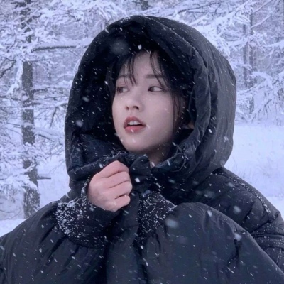 High-definition and clean pictures of good-looking girls' avatars in winter