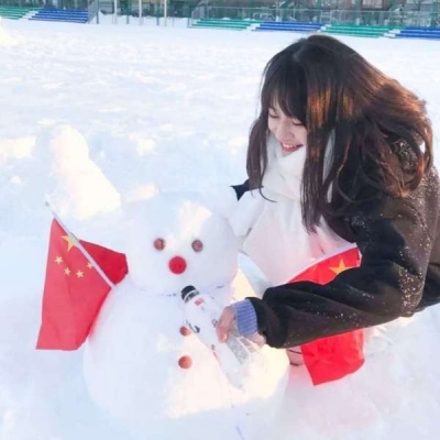 High-definition and clean pictures of good-looking girls' avatars in winter