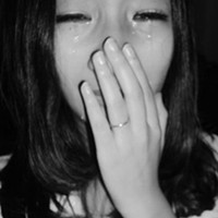 Beautiful and sad female head Zhang Zhang caressing