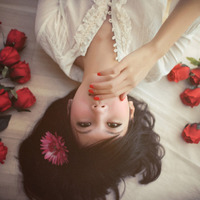 Fresh and beautiful pictures of good-looking girls' avatars lying down