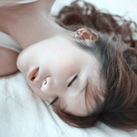 Fresh and beautiful pictures of good-looking girls' avatars lying down