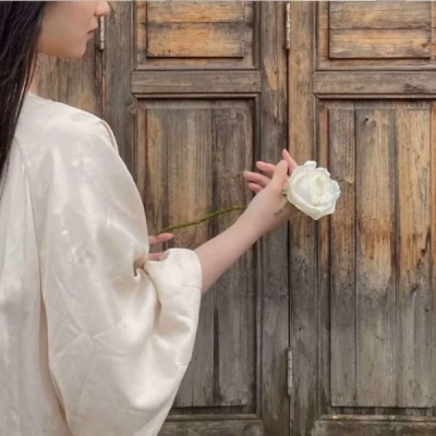 HD avatar picture of girl holding bouquet