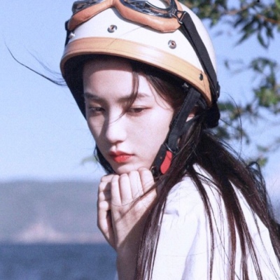 High-definition and fresh real-life pictures of female heads wearing helmets