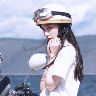 High-definition and fresh real-life pictures of female heads wearing helmets