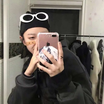 Fashion trendy girls WeChat avatar