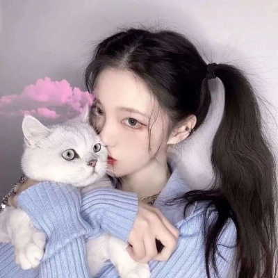 High-definition avatar pictures of girls holding cute pets