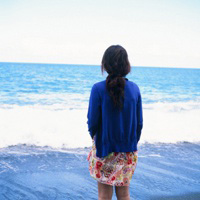 Fresh artistic conception, back view of the sea, girl's avatar