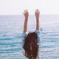 Fresh artistic conception, back view of the sea, girl's avatar