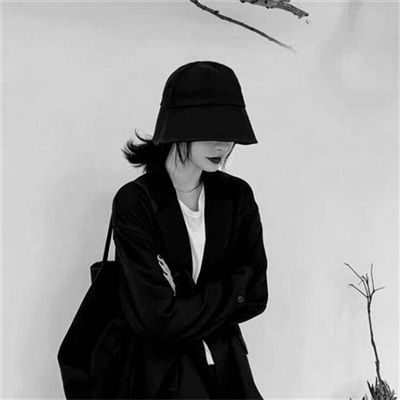 Black and white avatar of a girl who is cold, domineering and sad. A particularly beautiful and artistic high-definition avatar of a girl.