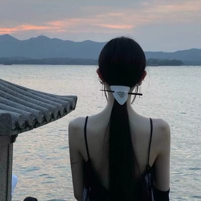Girls' sad and desperate avatar pictures of real people. A collection of beautiful and artistic girls' WeChat avatars.