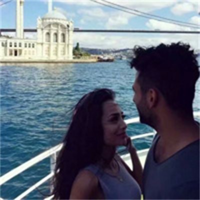 Two separate pictures of European and American couple's avatars. Beautiful collection of high-quality European and American couple's avatar pictures.