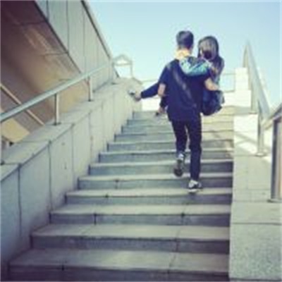 A complete collection of WeChat couple avatar pictures with special back views. A complete collection of super sweet couple real person WeChat avatar pictures.