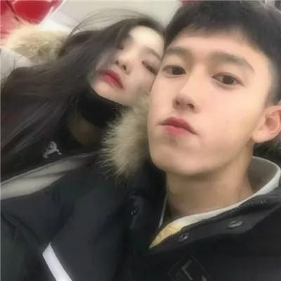 Two pictures of a man and a woman in love, couple avatars, super sweet couple, beautiful high-definition WeChat avatar pictures