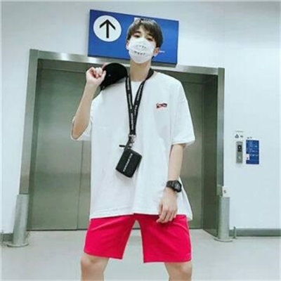 Real pictures of handsome boys wearing masks. Trendy and fashionable boys' high-definition WeChat avatar pictures.