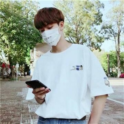 Real pictures of handsome boys wearing masks. Trendy and fashionable boys' high-definition WeChat avatar pictures.