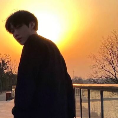 The latest 2022 sunset scenery and artistic conception boy's avatar of a boy with a sunny boyish feeling