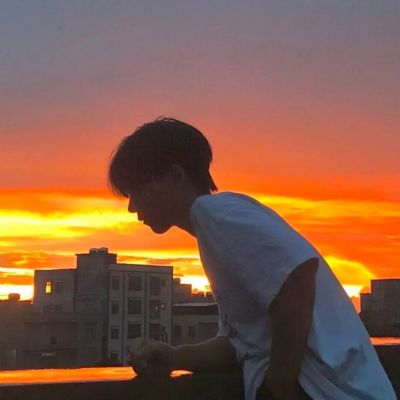 The latest 2022 sunset scenery and artistic conception boy's avatar of a boy with a sunny boyish feeling