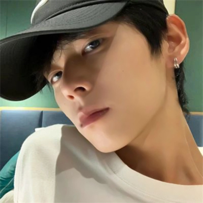 High-quality ins Korean-style gentle male head high-definition photo album, handsome guy with outstanding temperament and warm male avatar picture
