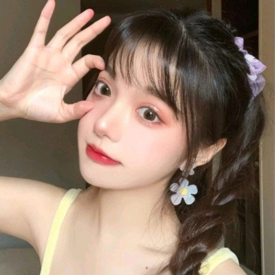 A high-definition profile picture of a female real person with a niche and high-end sense. A super cute profile picture of an Internet celebrity girl with a sweet profile.