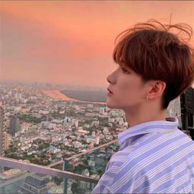Sunshine simple and clean male avatar real person high definition picture Half body boy avatar WeChat back view mature