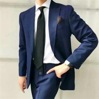 The avatar of a gentleman in a mature suit is a real person without showing his face. The upper half of the avatar of a boy is tall, cold and handsome.