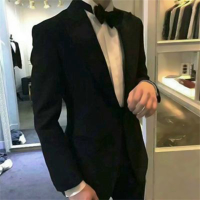 The avatar of a gentleman in a mature suit is a real person without showing his face. The upper half of the avatar of a boy is tall, cold and handsome.