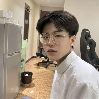 Pure young boy's sunny avatar male picture full of vitality Boy's avatar is simple, clean and good-looking WeChat header