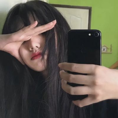 Lazy, cold-style girl's avatar on Instagram. Super youthful and innocent girl's head that makes people unable to take their eyes away.
